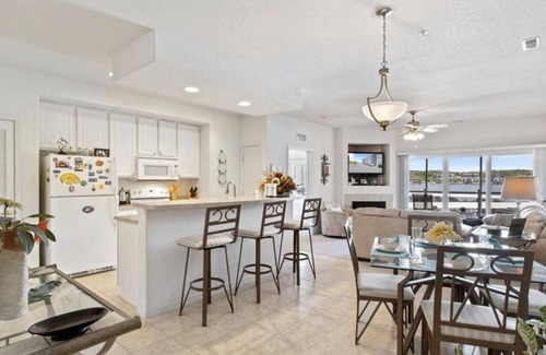 Lake Ozark Condo | LAKEFRONT 2 BED/2 BATH CONDO W/BOAT SLIP +3 POOLS & 2 HOT TUBS @ 2MM