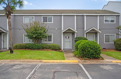 Emerald Coast House | Lakefront 2BR Gem Pvt Beach Chairs Family-Ready