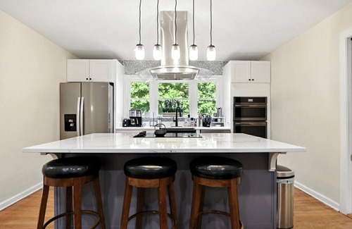 Quinton House | Lakefront 4-bedroom house in enchanting Quinton with WiFi, AC