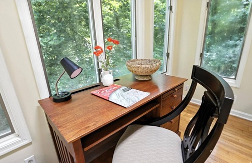 Quinton House | Lakefront 4-bedroom house in enchanting Quinton with WiFi, AC