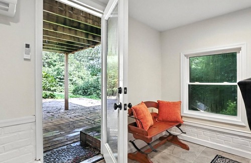 Quinton House | Lakefront 4-bedroom house in enchanting Quinton with WiFi, AC