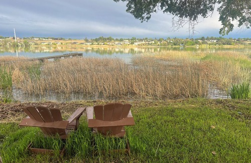 Moses Lake House | Lakefront 4-bedroom house with AC, WiFi in parklike setting on Moses Lake.
