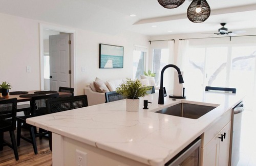 Spirit Lake House | Lakefront 4BR 4 BA Luxurious Bungalow