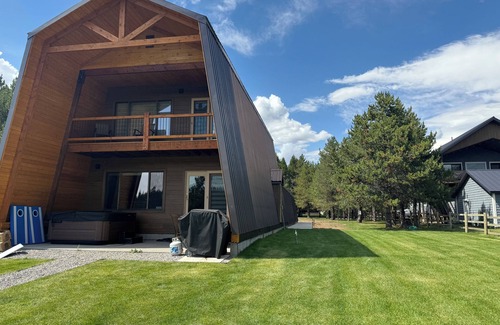 Island Park Cabin | Lakefront 4BR/4BA Cabin with Sauna, Hot Tub & Private Dock – Minutes from YNP!
