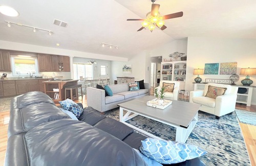 Moneta House | Lakefront 4BR, Private Dock, Fire Pit, Internet, Kayaks, Game room, Quiet cove