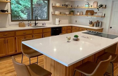 Waleska House | *Lakefront 5BR home*Indoor pool+sauna+game room