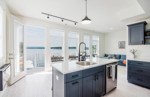 Oden House | Lakefront - Amazing views! Private Hot Tub & Boat Slips. 12 mins to Ski Resorts!