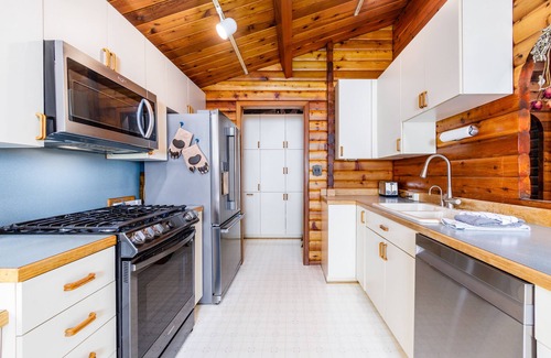 Sand Lake House | Lakefront Anchorage home with fireplaces, jetted tub & private dock