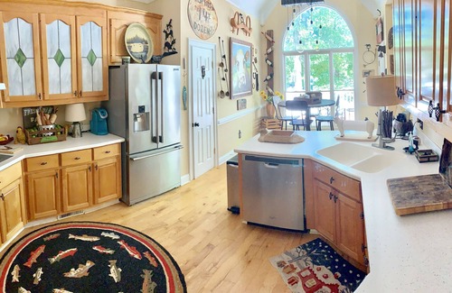 Reynolds Landing House | Lakefront Artsy/Spacious Reynolds Farm House w/Fire Pit (Kayak & SUPs incl.)