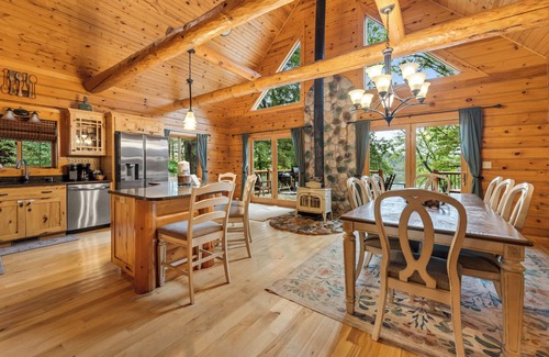 Friendship Ski Chalet | Lakefront-Bar-Arcade-30 min to WI Dells-Water Toys