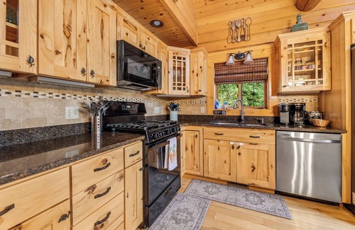 Friendship Ski Chalet | Lakefront-Bar-Arcade-30 min to WI Dells-Water Toys