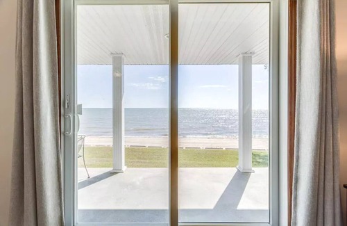 Ruth House | Lakefront Beach House: Serene Getaway