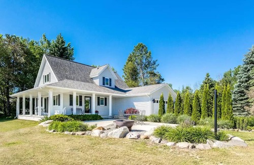 Ruth House | Lakefront Beach House: Serene Getaway