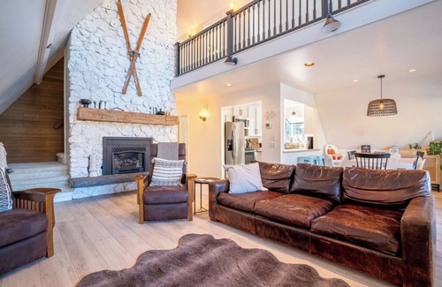East Wenatchee House | Lakefront, beach, hot tub, putt course, paddleboards, boat ramp, deck, fireplace