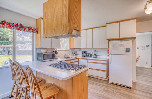 Neotsu House | Lakefront Beauty Close to the Beach!