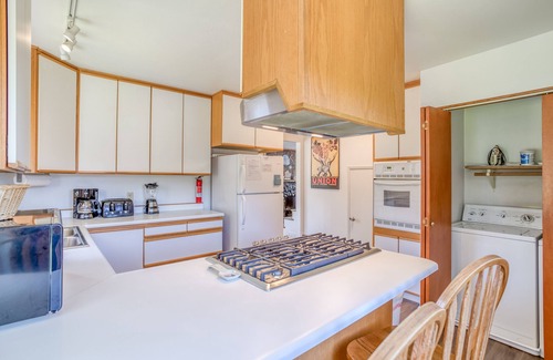 Neotsu House | Lakefront Beauty Close to the Beach!