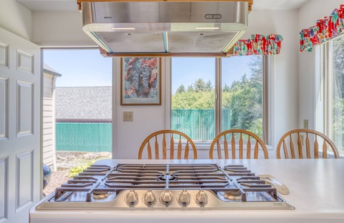 Neotsu House | Lakefront Beauty Close to the Beach!
