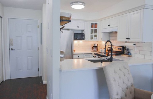 Harrison Hot Springs Apartment | Lakefront Haven | Mtn View Condo Steps from Beach