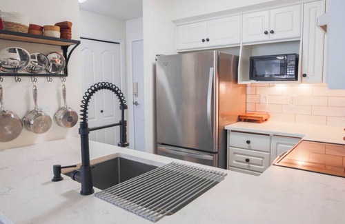 Harrison Hot Springs Apartment | Lakefront Haven | Mtn View Condo Steps from Beach