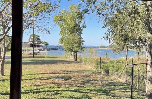 Buchanan Dam Cabin | LAKEFRONT CABIN!! 😎 FISHING OASIS🔥