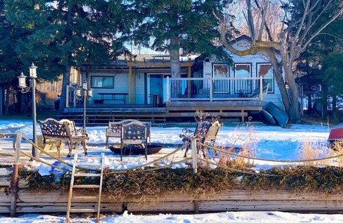 Parkland County Cabin | Lakefront cabin on beautiful Lake Isle.