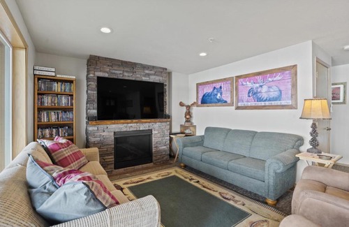 Worley House | Lakefront Cabin Retreat with Stunning CDA Views