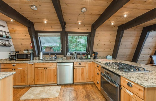Truckee Cabin | Lakefront Cabin with private pier on Donner Lake