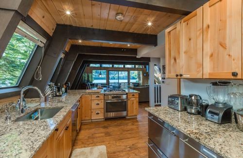 Truckee Cabin | Lakefront Cabin with private pier on Donner Lake