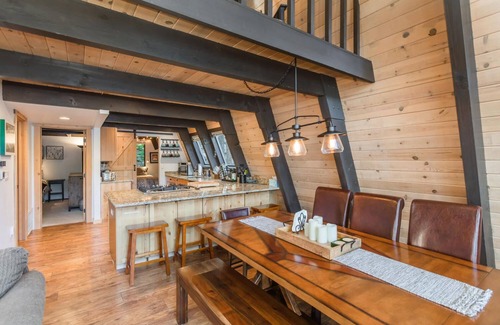Truckee Cabin | Lakefront Cabin with private pier on Donner Lake