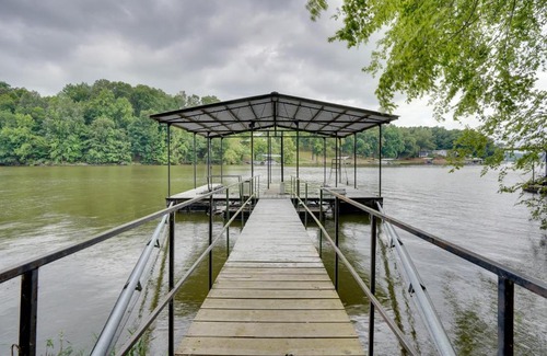 Cadiz House | Lakefront Cadiz Home with Hot Tub!