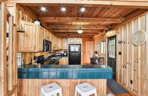 Six Mile House | Lakefront Chalet 3BDR + Boat Slip + Gameroom