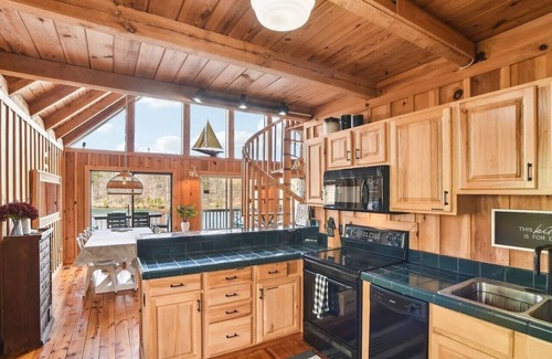 Six Mile House | Lakefront Chalet 3BDR + Boat Slip + Gameroom