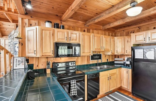 Six Mile House | Lakefront Chalet 3BDR + Boat Slip + Gameroom