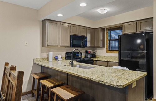 Indian Point Condo | LAKEFRONT Condo for 10, close to Silver Dollar City! Ticket Deals & Resort Perks,