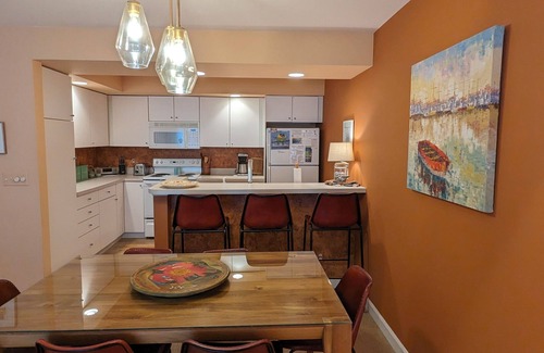 Maple City Condo | Lakefront condo on Lake Michigan. Fireplace. Beautiful resort setting.