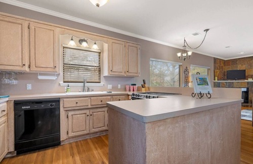 Hot Springs Apartment | Lakefront Condo w/Pool, Boat Slip, & Balcony