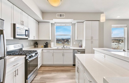 Sparks Condo | Lakefront Condo w/Jacuzzi, Rooftop near Mall, Casino, Theater w/City Views