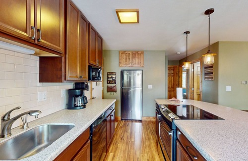 Dillon Condo | Lakefront Condo with Balcony, Fireplace, Grill, & Rare Lake Views