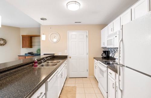Village of Four Seasons Condo | Lakefront condo with shared pool & tennis court - jetted tub, grill, W/D, & AC
