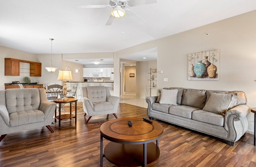 Village of Four Seasons Condo | Lakefront condo with shared pool & tennis court - jetted tub, grill, W/D, & AC