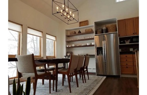 Ludlow House | Lakefront Contemporary House 4 Minutes to Okemo