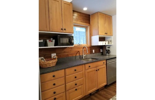 Ludlow House | Lakefront Contemporary House 4 Minutes to Okemo