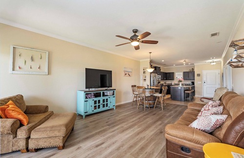 Eureka Condo | Lakefront Corsicana Condo: Pool & Private Balcony!