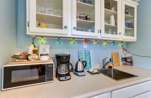 Beaver Cottage | Lakefront Cottage by Little Golden Gate Bridge
