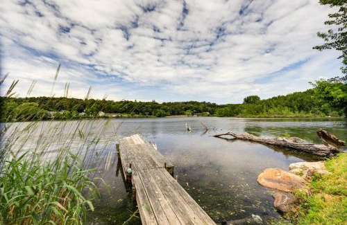 Forest Grove House | Lakefront Cottage 2 Mi to Palladium in Worcester!