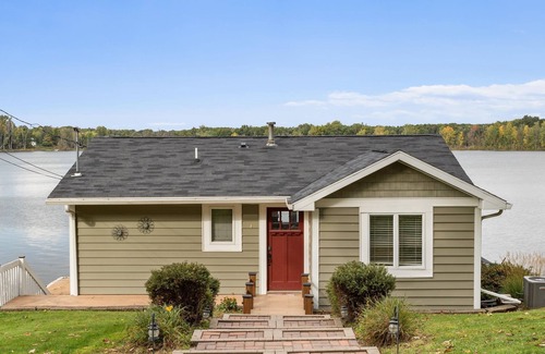 Smyrna Cottage | Lakefront Cottage at Rainbow Lake