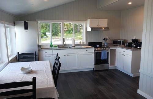 Wellington Cottage | LAKEFRONT COTTAGE #5 - PRINCE EDWARD COUNTY - LAKE CONSECON RESORT