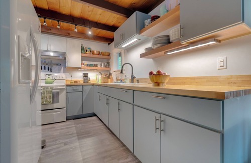 Lake Arrowhead House | Lakefront cottage | Indoor Pools | Kayaks