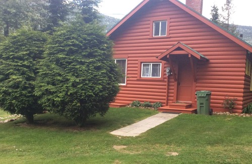 Nelson Cottage | Lakefront Cottage on Kootenay Lake-Ring Sherry 250-825-9681