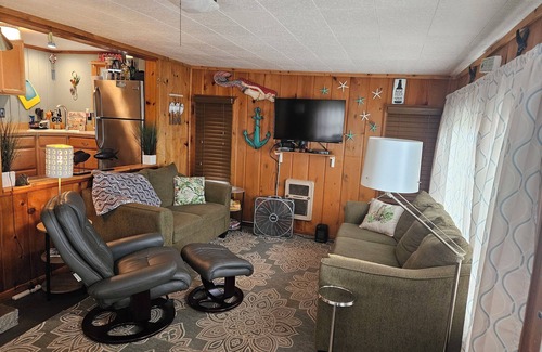 Houghton Lake Cottage | Lakefront Cottage, family friendly, close to everything but away from it all